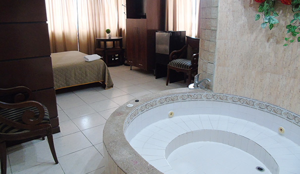 Hotel con jacuzzi en la habitación Guayaquil